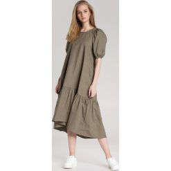 Ciemnozielona Sukienka Rigby. Zielone sukienki damskie Renee, s, bez wzorów, bez kołnierzyka, bez rękawów, midi. W wyprzedaży za 139,99 zł.