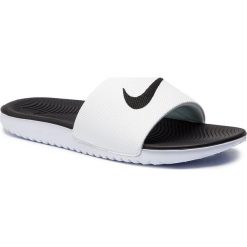 Klapki NIKE - Kawa Slide (GS/PS) 819352 100 White/Black. Białe klapki damskie Nike, bez wzorów, ze skóry ekologicznej, bez obcasa. W wyprzedaży za 109,00 zł.