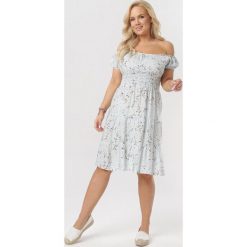Jasnoniebieska Sukienka Peisiles. Niebieskie sukienki damskie Born2be, na lato, xl, bez wzorów, bez kołnierzyka, bez rękawów. W wyprzedaży za 59,99 zł.