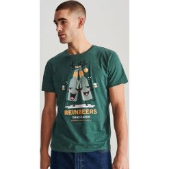 T-shirt ze świątecznym nadrukiem - Turkusowy. Niebieskie t-shirty męskie Reserved, s, z nadrukiem, wizytowe, bez kołnierzyka. Za 29,99 zł.