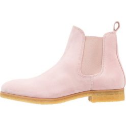 Shoe The Bear GORE Botki washed pink. Czerwone botki męskie marki Shoe The Bear, z materiału. Za 669,00 zł.