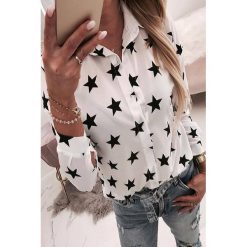 Koszula damska STARS BLACK. Czarne bluzki damskie IVET, xl, z aplikacjami, z jeansu, eleganckie, bez kołnierzyka, z długim rękawem. W wyprzedaży za 69,00 zł.