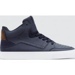 Granatowe wysokie buty sportowe z dziurkowaniem. Zielone botki męskie marki Pull&Bear, bez zapięcia. Za 99,90 zł.