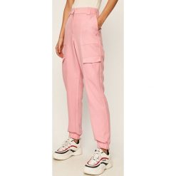 Vero Moda - Spodnie. Różowe spodnie damskie Vero Moda, s, z haftami, z poliesteru. W wyprzedaży za 169,90 zł.