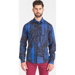 CZARNA KOSZULA VERSACE JEANS WE WZÓR. Czarne koszule męskie m, z bawełny. Za 464,50 zł.