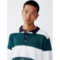 Koszulka polo w stylu rugby z długim rękawem. Zielone swetry męskie marki Pull&Bear, m, bez wzorów, polo, z długim rękawem, długie. Za 109,00 zł.