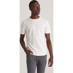 T-shirt z mikroprintem - Kremowy. Białe t-shirty męskie Reserved, s, bez wzorów, bez kołnierzyka. Za 49,99 zł.