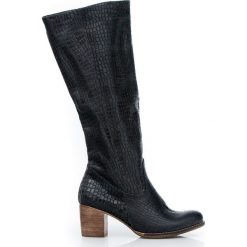 Kozaki na słupku z tłoczeniem - skóra naturalna - model 154 - kolor czarny krokodyl z połyskiem. Czarne kozaki damskie Zapato, do pracy, na lato, ze skóry, biznesowe, na wysokim obcasie, na obcasie, bez zapięcia. Za 499,00 zł.