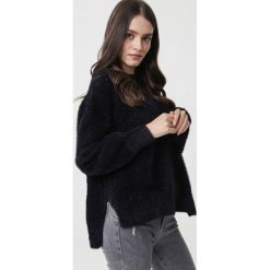 Czarny Sweter Solano. Czarne swetry damskie Born2be, na zimę, uniwersalny, bez wzorów, z dzianiny, bez rękawów, bez kaptura. Za 169,99 zł.