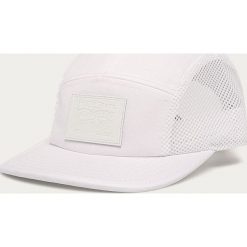 Levi's - Czapka. Białe czapki damskie Levi's®, z aplikacjami, z bawełny. W wyprzedaży za 119,90 zł.