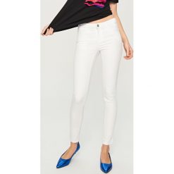 Jeansy slim fit - Biały. Białe jeansy damskie Reserved, bez wzorów, z jeansu. Za 99,99 zł.