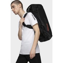 Torba sportowa. Torebki damskie sportowe w paski, z gumy, sportowe, na ramię, bez dodatków. W wyprzedaży za 159,99 zł.