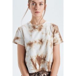 Koszulka tie dye - Biały. Białe koszulki damskie Cropp, s, bez wzorów, bez kołnierzyka. W wyprzedaży za 19,99 zł.