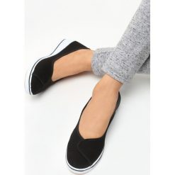 Czarne Koturny Tempest. Czarne buty ślubne damskie marki Born2be, z okrągłym noskiem, na niskim obcasie, na koturnie. Za 39,99 zł.