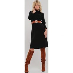 Czarna Sukienka Caravonica. Czarne sukienki damskie Renee, s, z dzianiny, eleganckie, z golfem, długie, midi, trapezowe. Za 79,99 zł.