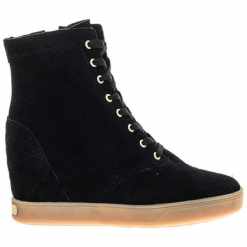 Skórzane sneakersy w kolorze czarnym. Czarne sneakersy damskie Guess. W wyprzedaży za 399,95 zł.