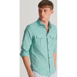 Bawełniana koszula regular fit - Turkusowy. Niebieskie koszule męskie Reserved, xxl, bez wzorów, z bawełny, bez kołnierzyka, bez rękawów. W wyprzedaży za 59,99 zł.
