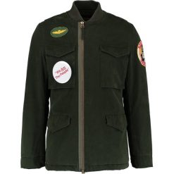 Maharishi TRAVIS Kurtka wiosenna aged mil olive. Zielone kurtki męskie bomber Maharishi, m, z bawełny. W wyprzedaży za 779,60 zł.