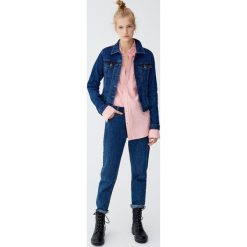 Dopasowana kurtka jeansowa. Niebieskie kurtki damskie marki Pull&Bear, z jeansu. Za 89,90 zł.