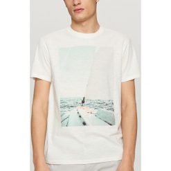 T-shirty męskie: T-shirt z żeglarskim nadrukiem – Kremowy