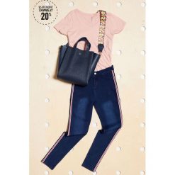 Shopping day. Różowe bluzki damskie Moodo, uniwersalny, w paski, z elastanu, klasyczne, z kontrastowym kołnierzykiem, z krótkim rękawem. Za 103,98 zł.