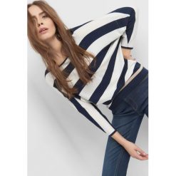 Nietoperzowy sweter w paski. Zielone bez kategorii Orsay, xs, w paski, z wiskozy, z dekoltem w łódkę. Za 49,99 zł.