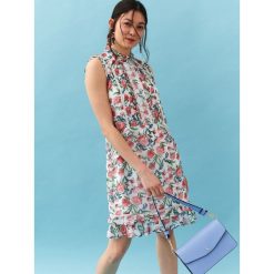 Sukienka o linii a z falbankami. Białe sukienki dziewczęce Top Secret, na lato, z aplikacjami, eleganckie, bez rękawów, midi. W wyprzedaży za 69,99 zł.