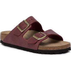 Klapki BIRKENSTOCK - Arizona Bs 1014902 Washed Metallic Port. Czerwone klapki damskie Birkenstock, bez wzorów, ze skóry, bez obcasa. Za 349,00 zł.
