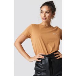 NA-KD T-shirt basic z haftem Honey - Brown,Beige. Brązowe t-shirty damskie marki NA-KD, z haftami, z bawełny. Za 72,95 zł.