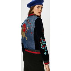 Desigual - Kurtka bomber. Niebieskie bomberki damskie marki Desigual, z haftami, z elastanu. W wyprzedaży za 359,90 zł.