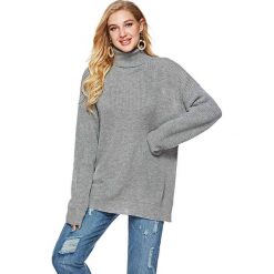 Sweter w kolorze szarym. Szare swetry damskie Swetry na chłodne dni, bez wzorów, ze splotem, bez rękawów, bez kaptura. W wyprzedaży za 119,95 zł.