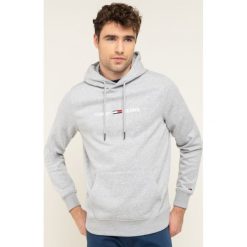 Bluza Tommy Jeans Straight Small Logo DM0DM07622. Czerwone bluzy męskie Tommy Jeans, m, bez wzorów, z bawełny, bez kołnierzyka, bez rękawów, bez kaptura. W wyprzedaży za 299,00 zł.