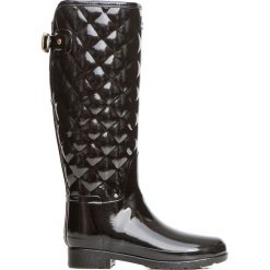 Kalosze HUNTER REFINED TALL QUILTED GLOSS WELLINGTON Czarny. Czarne kalosze damskie marki Hunter, bez wzorów, z kauczuku. W wyprzedaży za 497,00 zł.