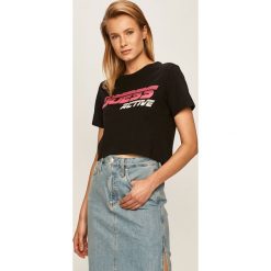 Guess Jeans - T-shirt. Czarne topy damskie Guess Jeans, s, z nadrukiem, z bawełny, z okrągłym kołnierzem. Za 129,90 zł.