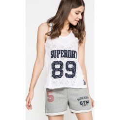 Superdry - Top. Białe bluzki damskie Superdry, s, z nadrukiem, z elastanu, casualowe, z okrągłym kołnierzem, bez rękawów. W wyprzedaży za 69,90 zł.