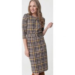 Czarno-Żółta Sukienka Derrimut. Czarne sukienki damskie Born2be, s, z tkaniny, eleganckie, z okrągłym kołnierzem, midi. Za 89,99 zł.