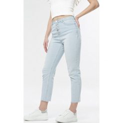 Jasnoniebieskie Jeansy Mom Fit Phrikharei. Niebieskie jeansy damskie Born2be, bez wzorów, z jeansu. Za 119,99 zł.