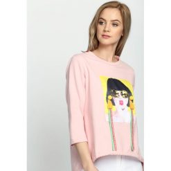 Różowa Bluzka Long Tress. Różowe bluzki damskie marki Born2be, s, z aplikacjami, z długim rękawem. Za 54,99 zł.