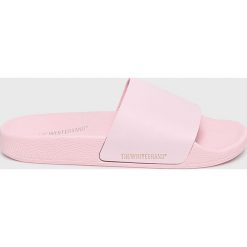 TheWhiteBrand - Klapki. Różowe klapki damskie TheWhiteBrand, bez wzorów, ze skóry, bez obcasa, na obcasie. W wyprzedaży za 99,90 zł.