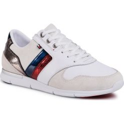 Sneakersy TOMMY HILFIGER - Leather Light Sneake FW0FW03554 Rwb 020. Białe półbuty damskie TOMMY HILFIGER, bez wzorów, ze skóry, bez obcasa, bez zapięcia. W wyprzedaży za 309,00 zł.