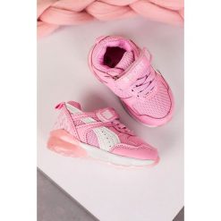 Różowe buty sportowe na rzep casu 8828. Różowe buty dziewczęce sportowe Casu, bez wzorów, bez zapięcia. Za 49,99 zł.