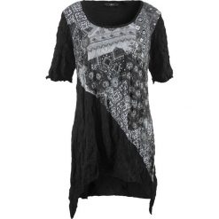 Shirt z dłuższymi bokami i efektem kreszowania bonprix czarny z nadrukiem. Czarne bluzki damskie bonprix, z nadrukiem. Za 54,99 zł.