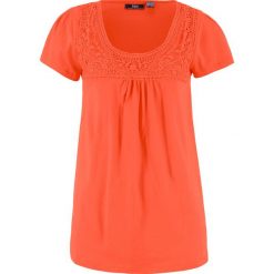 Shirt bawełniany z koronką i krótkim rękawem bonprix mandarynkowo-czerwony. Czerwone koszulki damskie bonprix, w koronkowe wzory, z bawełny, bez kołnierzyka. Za 54,99 zł.