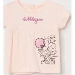 Bawełniana bluzka Myszka Minnie - Pomarańczowy. Pomarańczowe bluzki damskie Reserved, z motywem z bajki, z bawełny, bez kołnierzyka, bez rękawów. Za 29,99 zł.