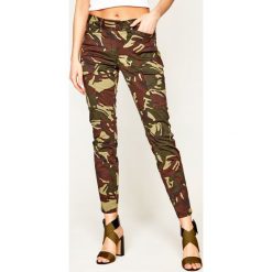 Spodnie materiałowe G-Star Raw Blossite Army D16828-C130-B349. Zielone spodnie damskie G-Star RAW, bez wzorów, z tkaniny, retro. W wyprzedaży za 349,00 zł.