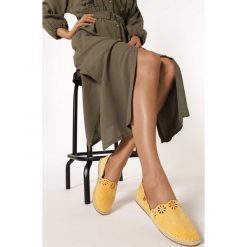 Żółte Espadryle Undefeatability. Żółte espadryle damskie Born2be, bez wzorów, bez obcasa. W wyprzedaży za 79,99 zł.