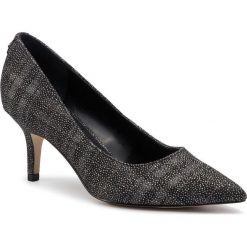 Szpilki GUESS - Dessie7 FL7DS7 FAB08 MULTI. Czarne półbuty damskie Guess, z aplikacjami, ze skóry ekologicznej, bez obcasa, na obcasie, bez zapięcia. W wyprzedaży za 459,00 zł.