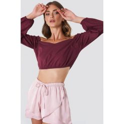 Iva Nikolina x NA-KD Top z odkrytymi ramionami - Red. Czerwone topy damskie Iva Nikolina x NA-KD, bez wzorów, z falbankami. W wyprzedaży za 60,97 zł.