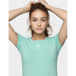 T-shirt damski TSD601 - błękit turkusowy - Outhorn. Niebieskie koszulki damskie Outhorn, bez wzorów, bez kołnierzyka. W wyprzedaży za 24,99 zł.