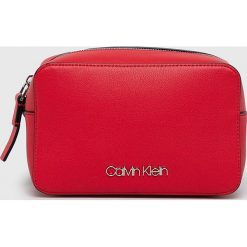 Calvin Klein - Torebka. Czarne torebki klasyczne damskie Calvin Klein, w paski, z poliesteru, casualowe, na ramię, małe, bez dodatków. W wyprzedaży za 319,90 zł.